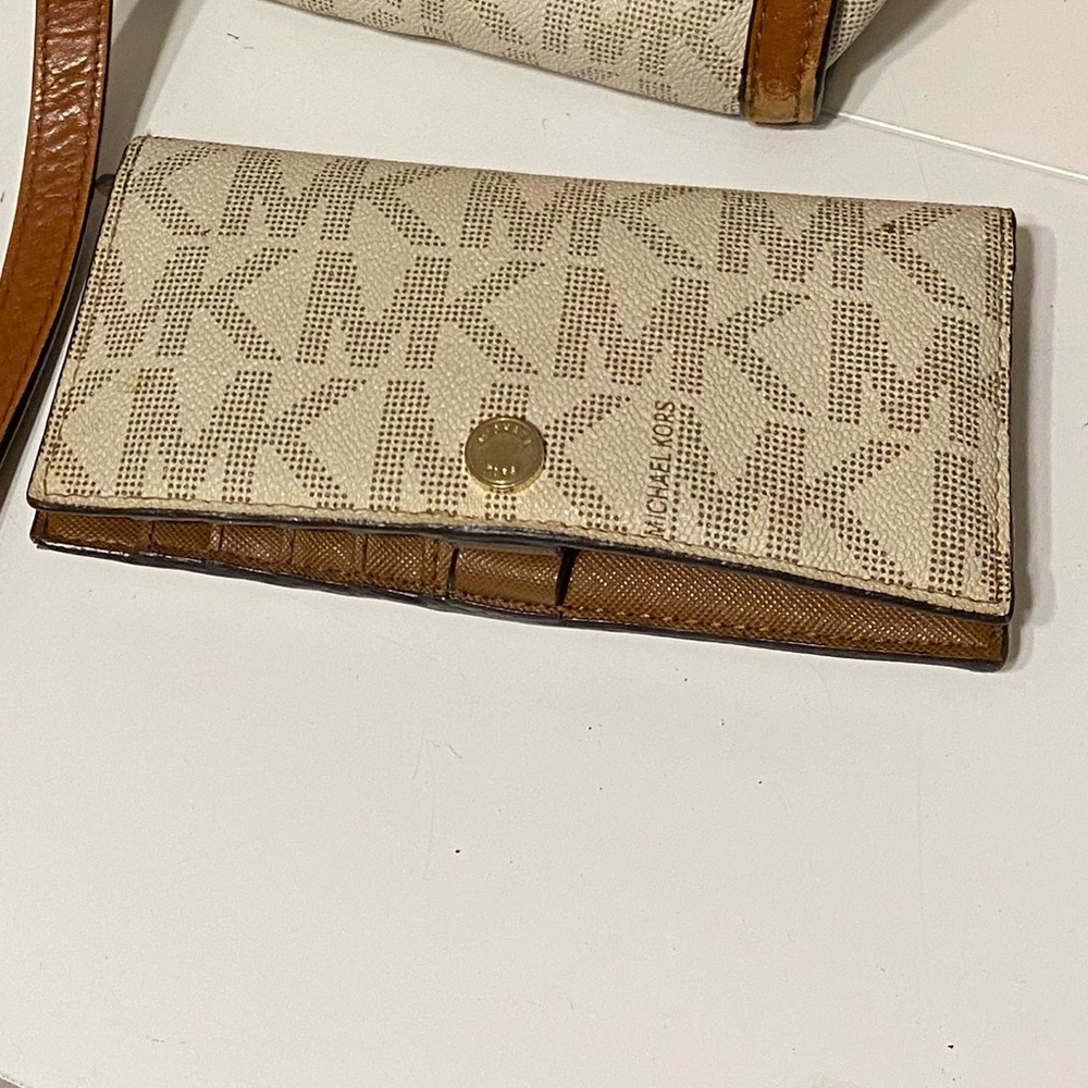 Michael Kors White Wallet.